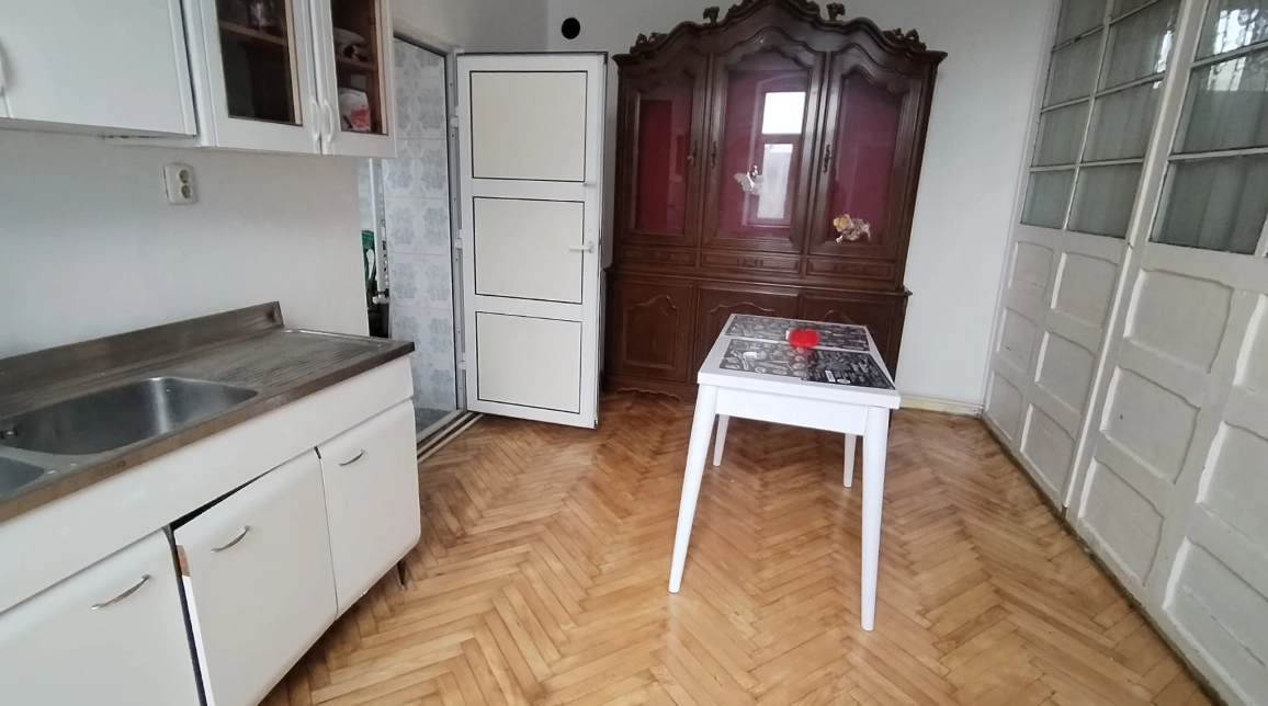 Oferta Apartament de vanzare, 3 camere, semidecomandat, 95 mp , Centru,  in spate la facultatea de medicina imagine 4