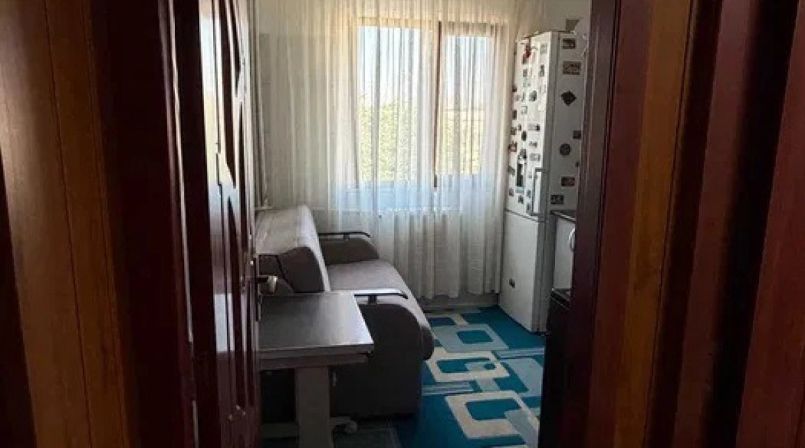 Oferta Podu Ros apartament 30 mp , o camera, decomandat, de vanzare,  Piata Nicolina imagine 1