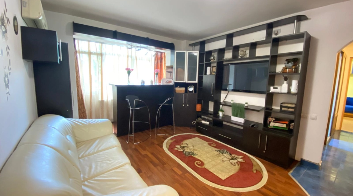 Oferta De vanzare apartament, 3 camere, semidecomandat, 66 mp , Podu Ros,  Bld Socola imagine 2