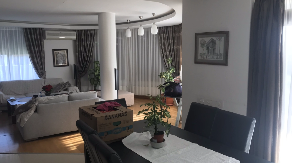Oferta De vanzare casa, 4 camere, 250 mp , Popas Pacurari,  complex Soleia imagine 1